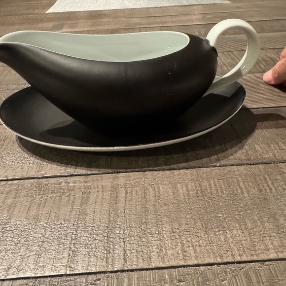 Two-Tone Ceramic Gravy Boat with Underplate - Black and White - Picture 3 of 8